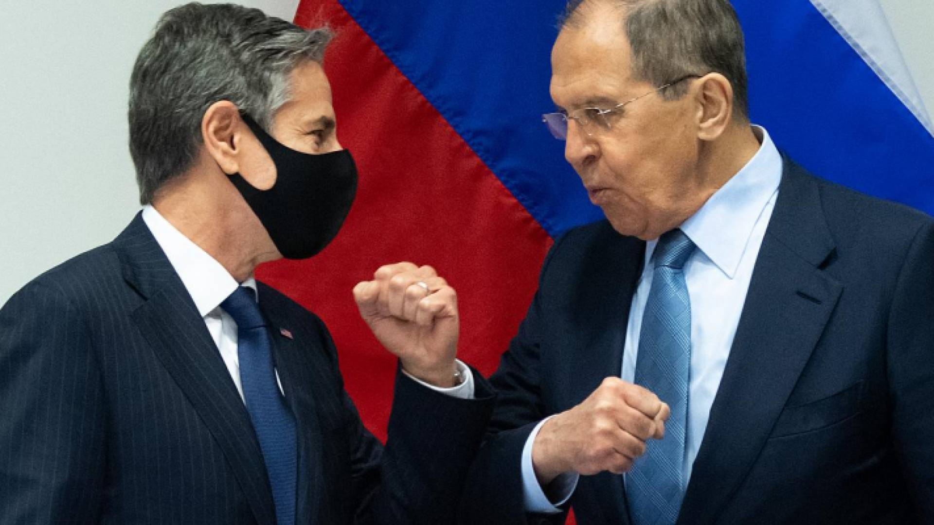 وزير الخارجية الأمريكي أنتوني بلينكين يحيي وزير الخارجية الروسي سيرغي لافروف في ريكيافيك، أيسلندا في 19 ايار 2021