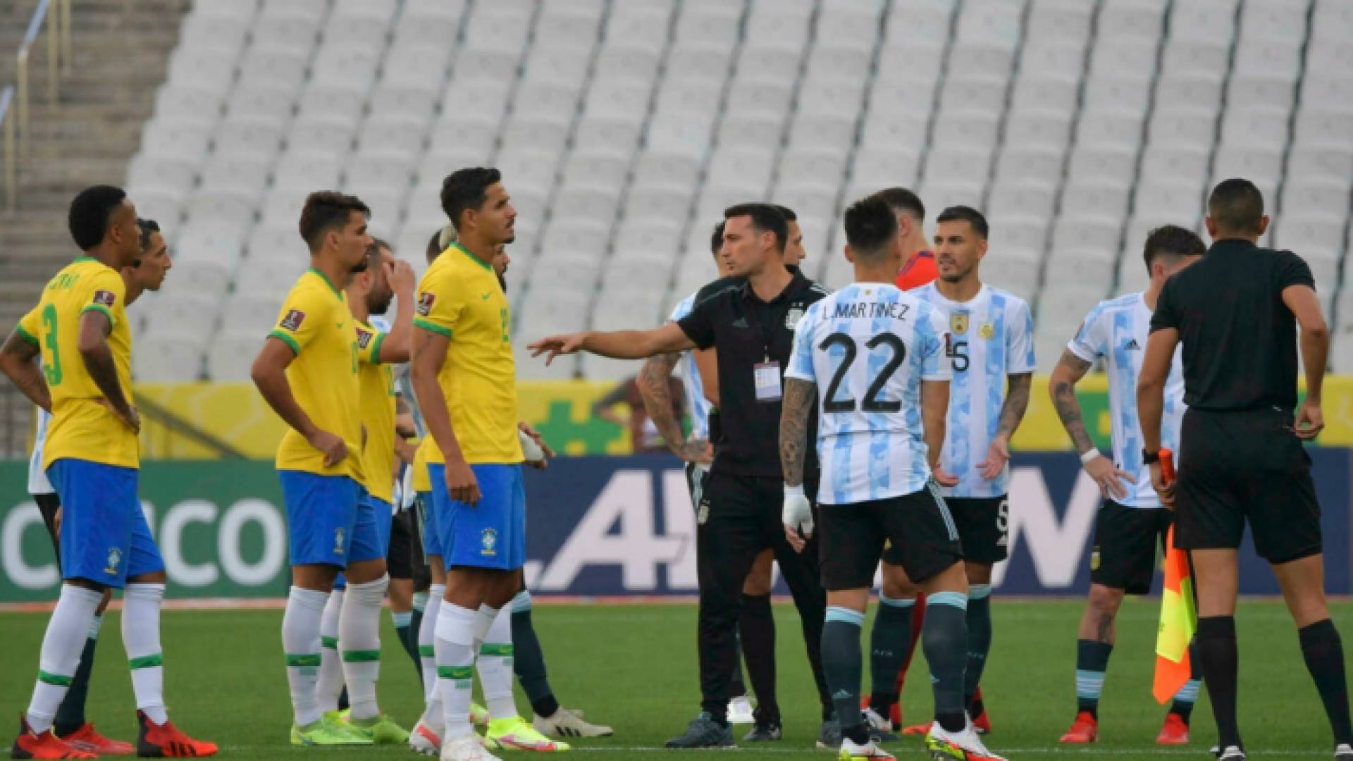 جانب من المباراة التي توقفت