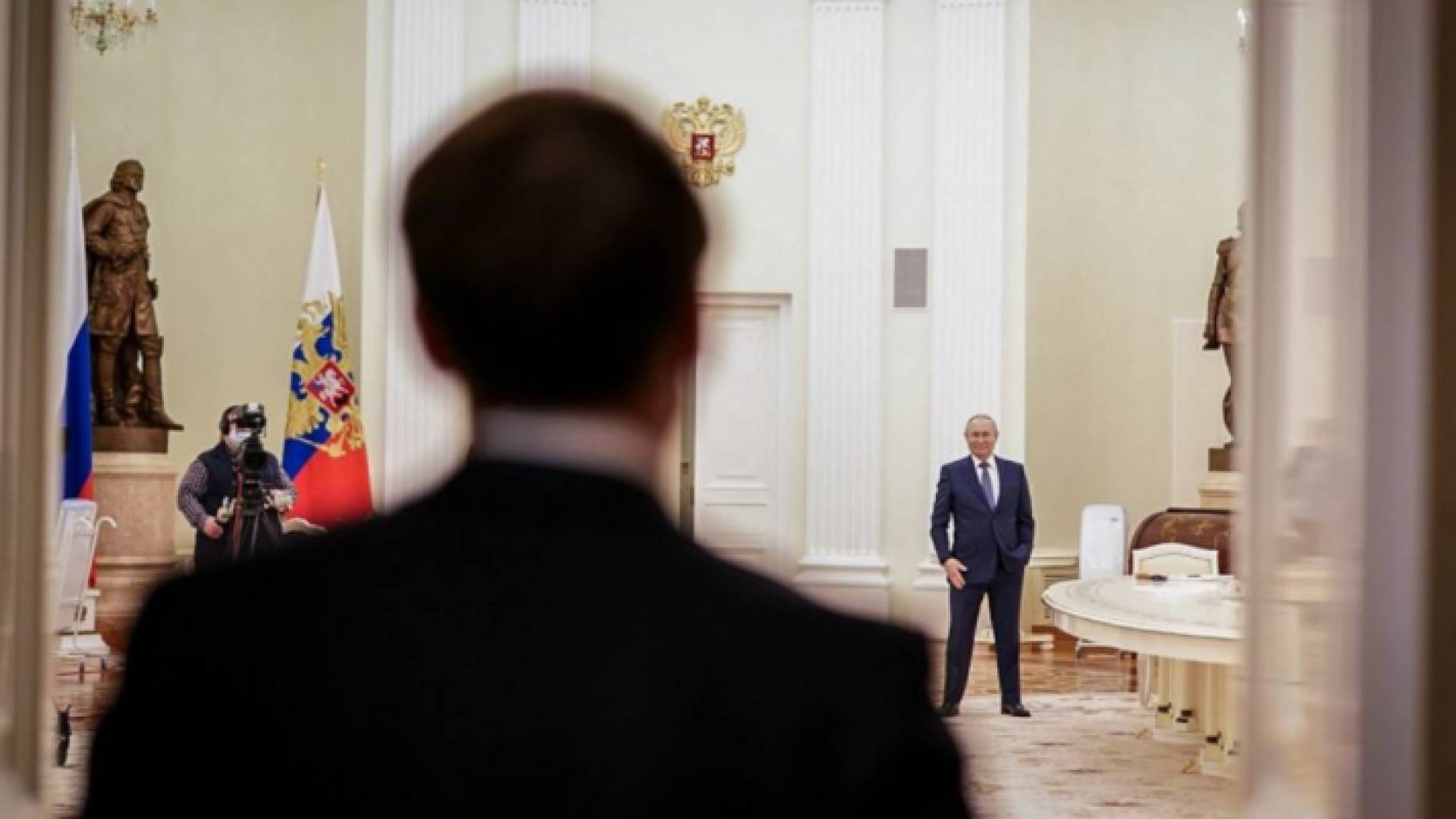 فلاديمير بوتين يقف بجانب طاولته - ارشيفية