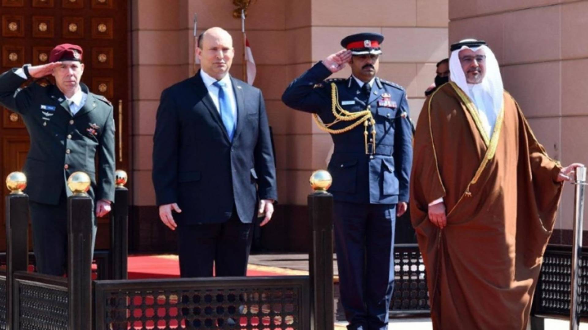 رئيس وزراء الاحتلال الإسرائيلي خلال استقباله في مملكة البحرين