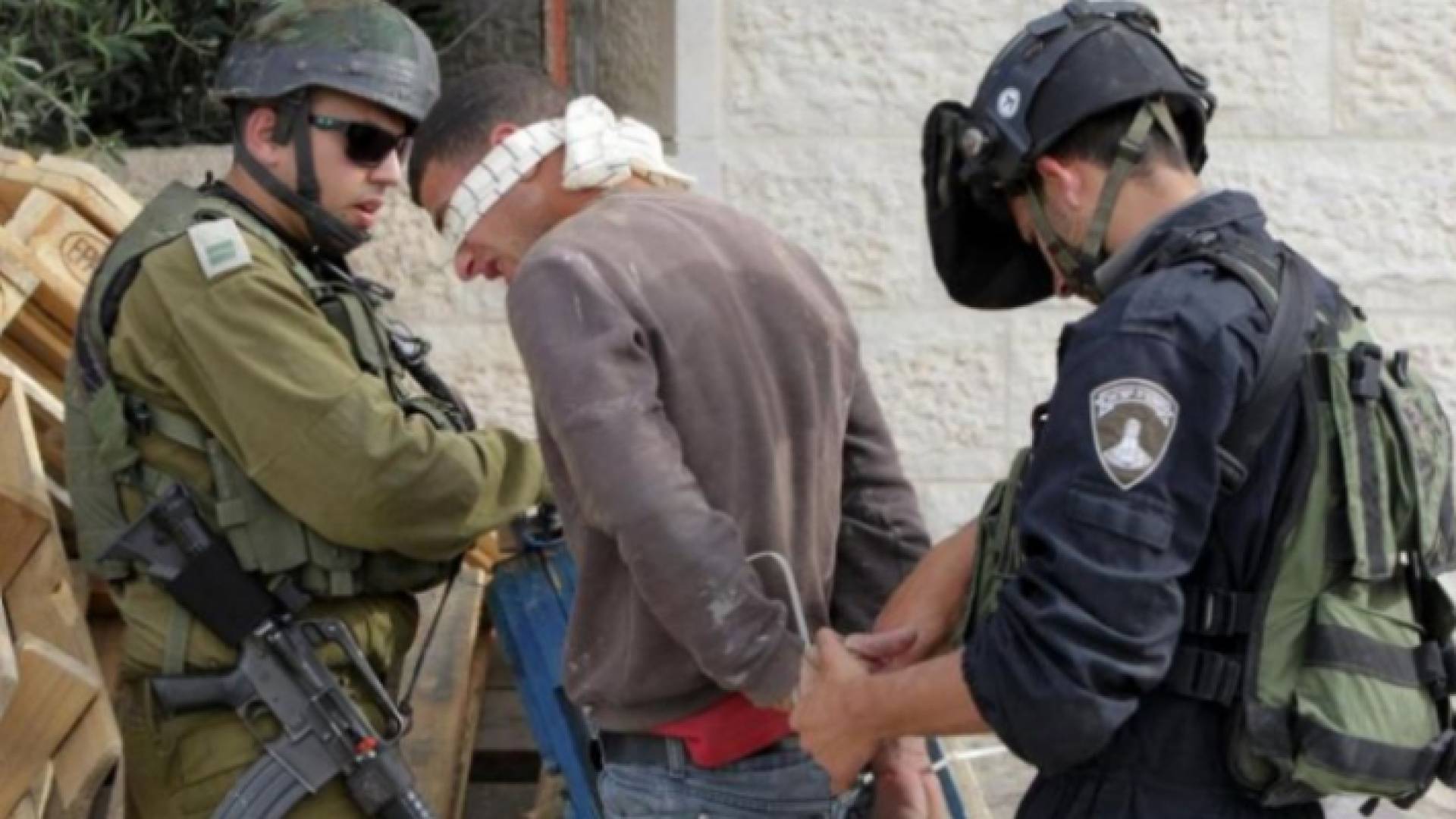 الاحتلال يعتقل فلسطيني
