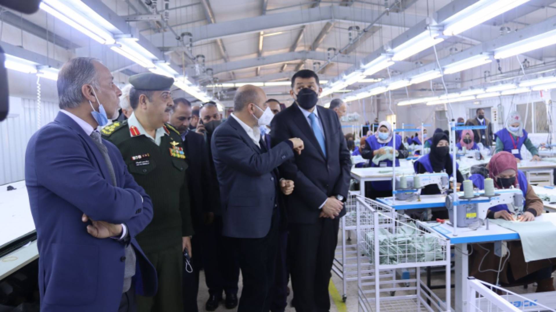 وزير العمل نايف استيتية خلال افتتاحه مصنعا للألبسة الجاهزة في الشوبك