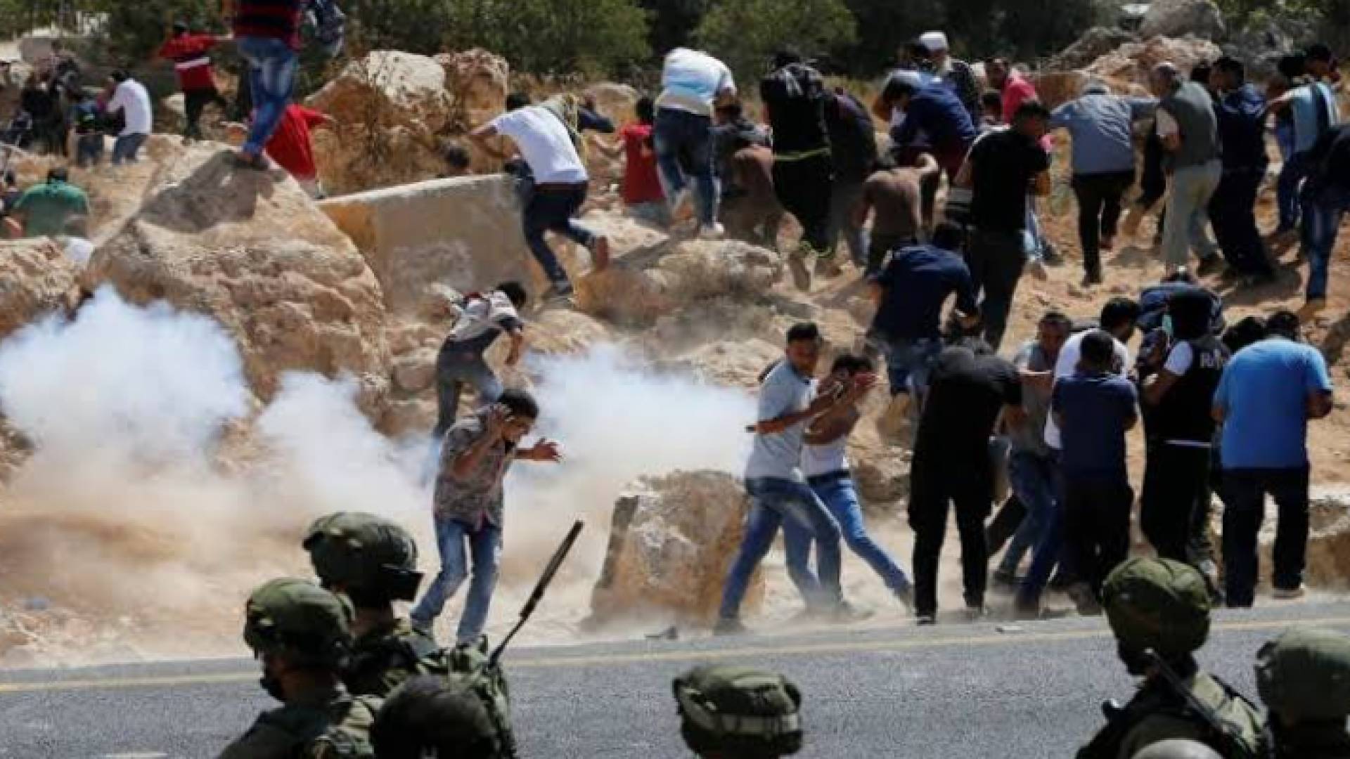 فلسطينيون خلال مواجهات مع الاحتلال