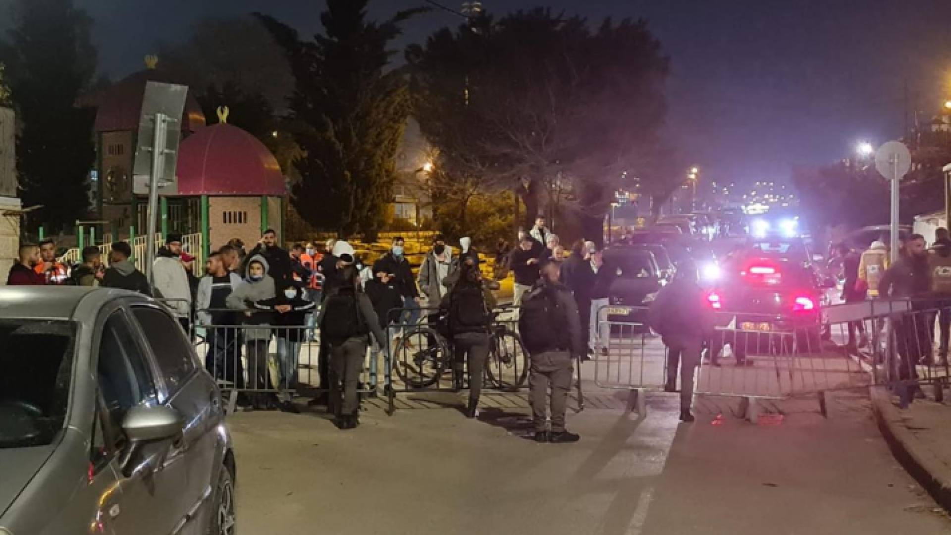 الاحتلال يفرض إغلاقا مشددا على حي الشيخ جراح ويعتدي على الأهالي والمتضامنين