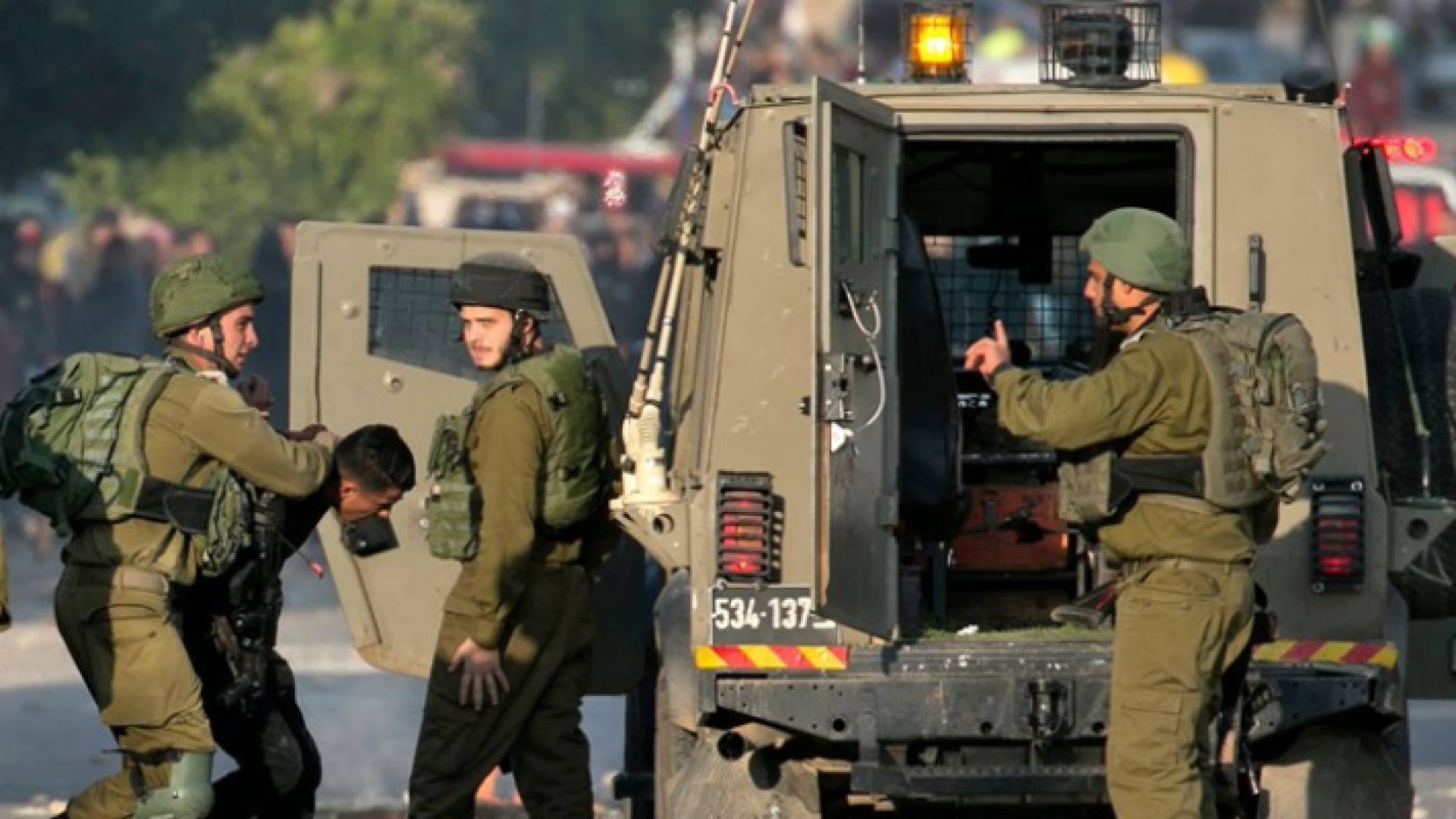 اعتقال فلسطيني من قبل قوات الاحتلال