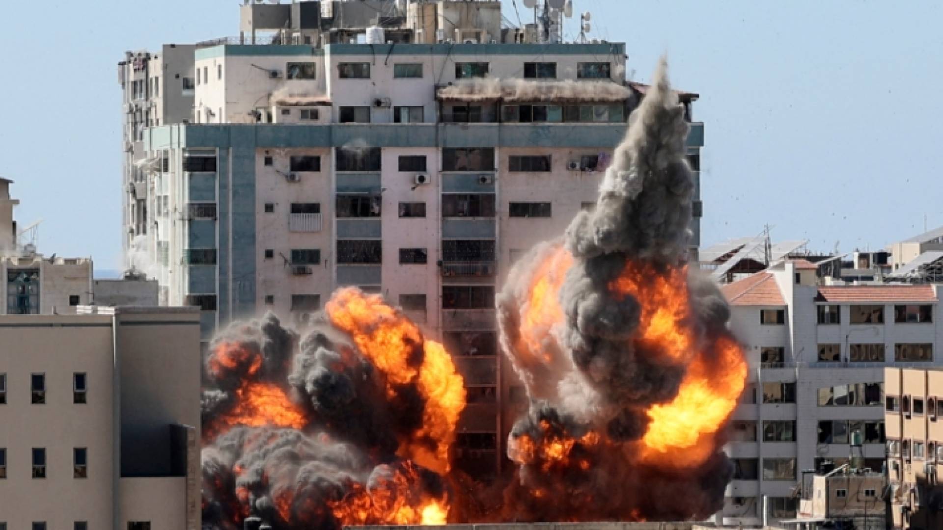 لحظة استهداف الاحتلال الاسرائيلي برج الجلاء