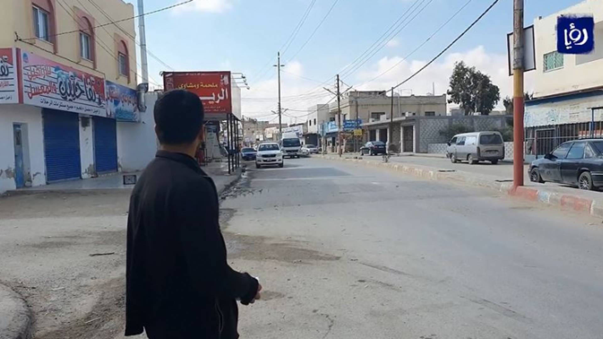 طالب بانتظار وسيلة مواصلات