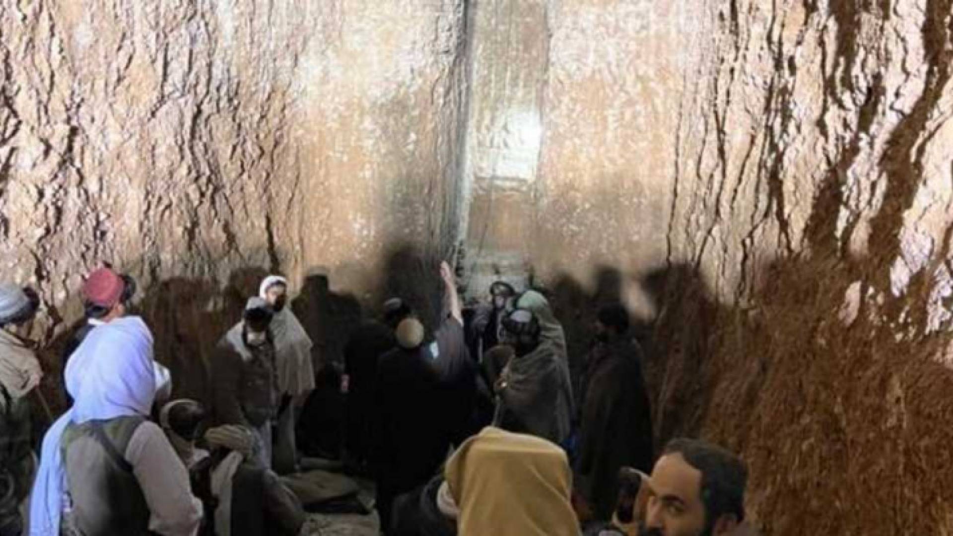 أفغان في موقع البئر التي علق فيها حيدر