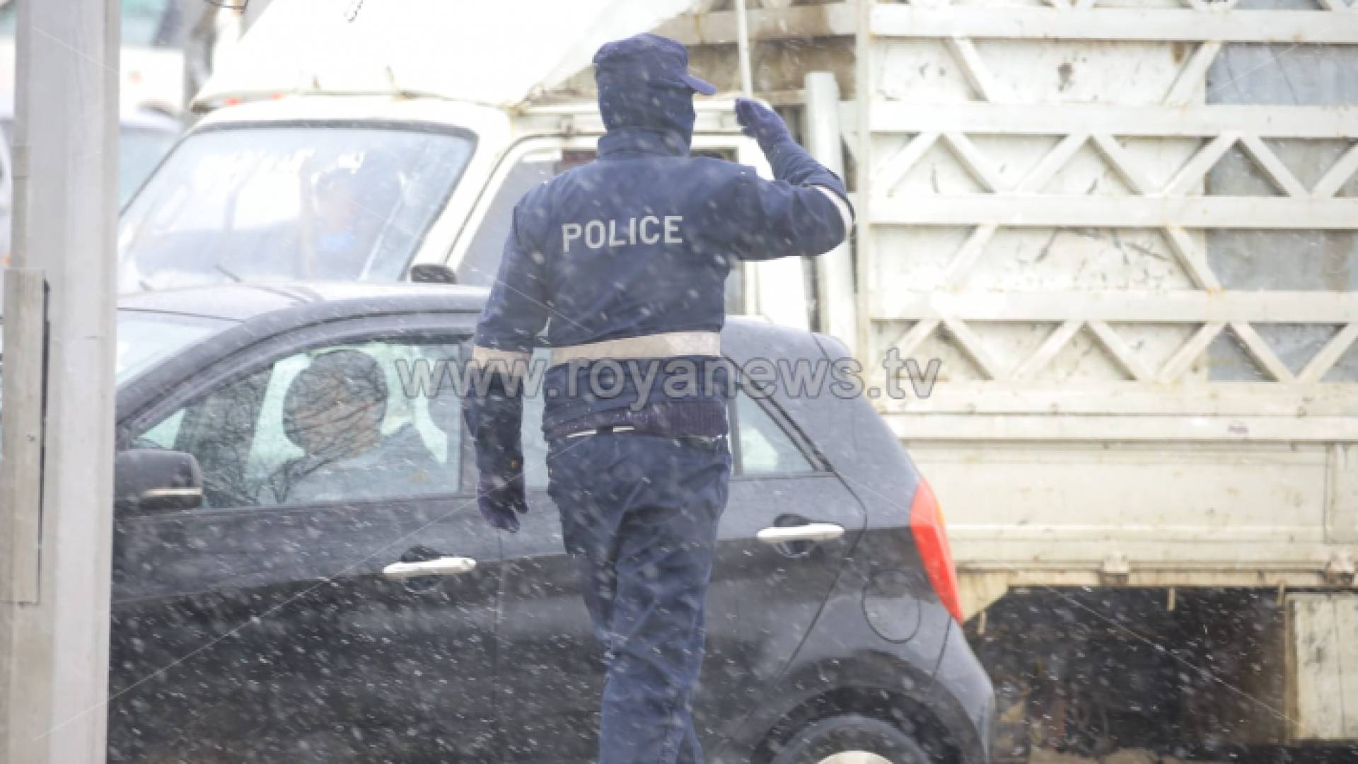 رجل أمن خلال المنخفض الجوي