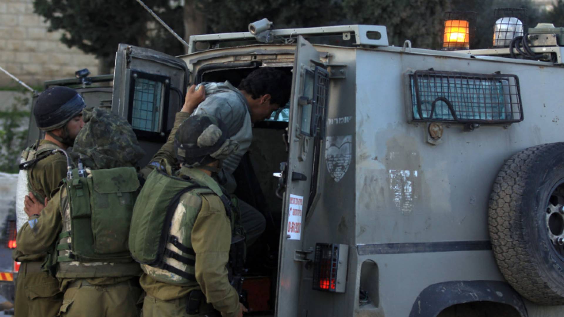 لحظة اعتقال شاب فلسطيني - أرشيفية