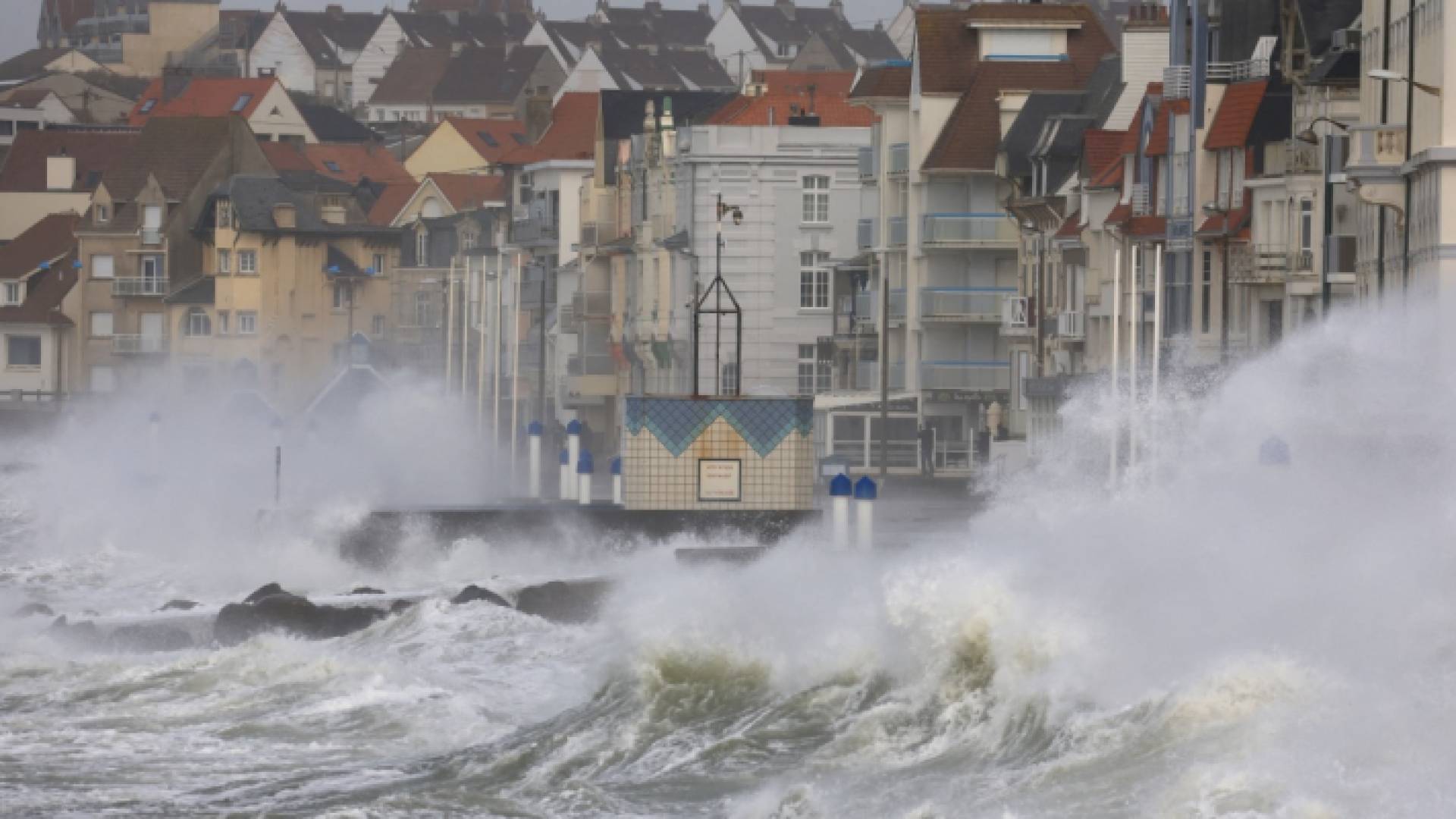 العاصفة "يونيس" تشل الحركة في بريطانيا