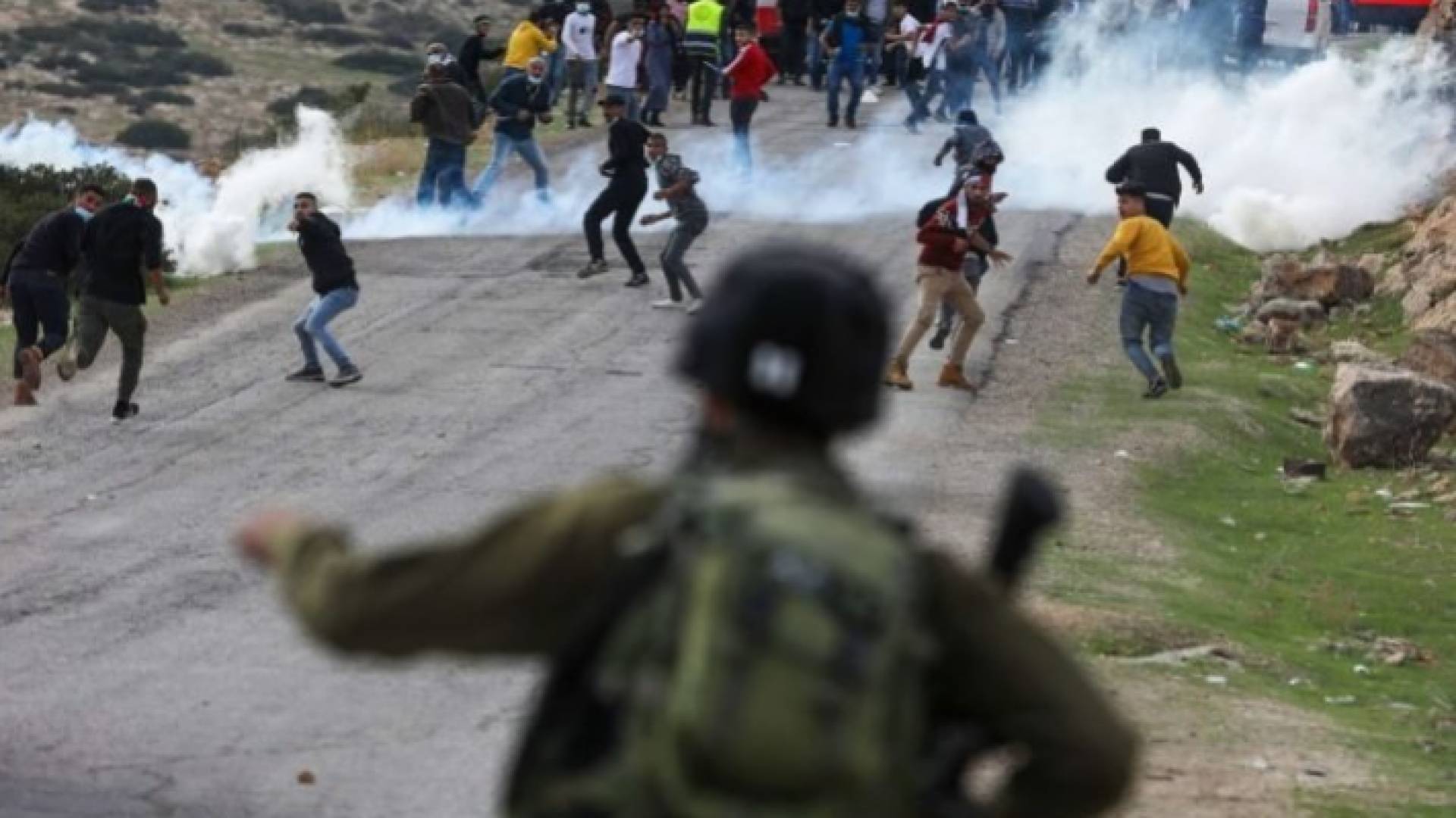 فلسطينيون في مواجهة جنود الاحتلال