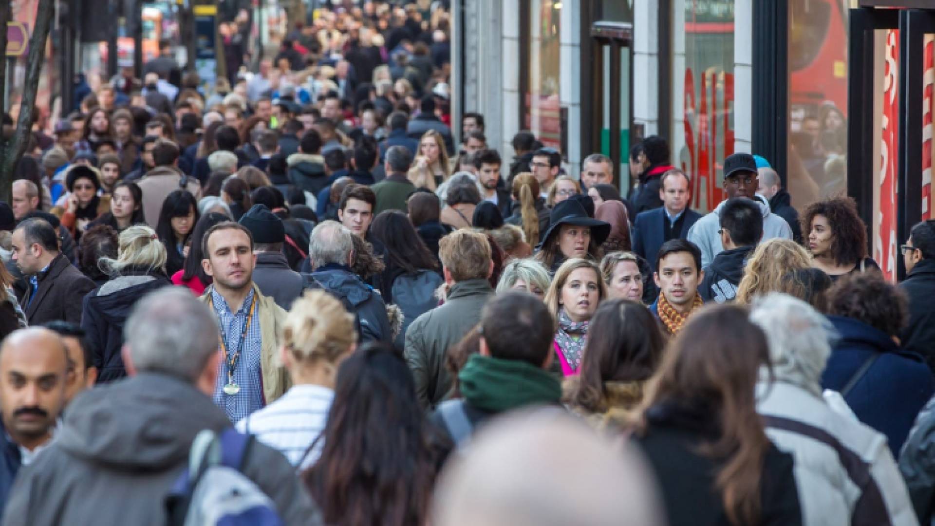 بريطانيون في أحد شوارع لندن قبل جائحة كورونا