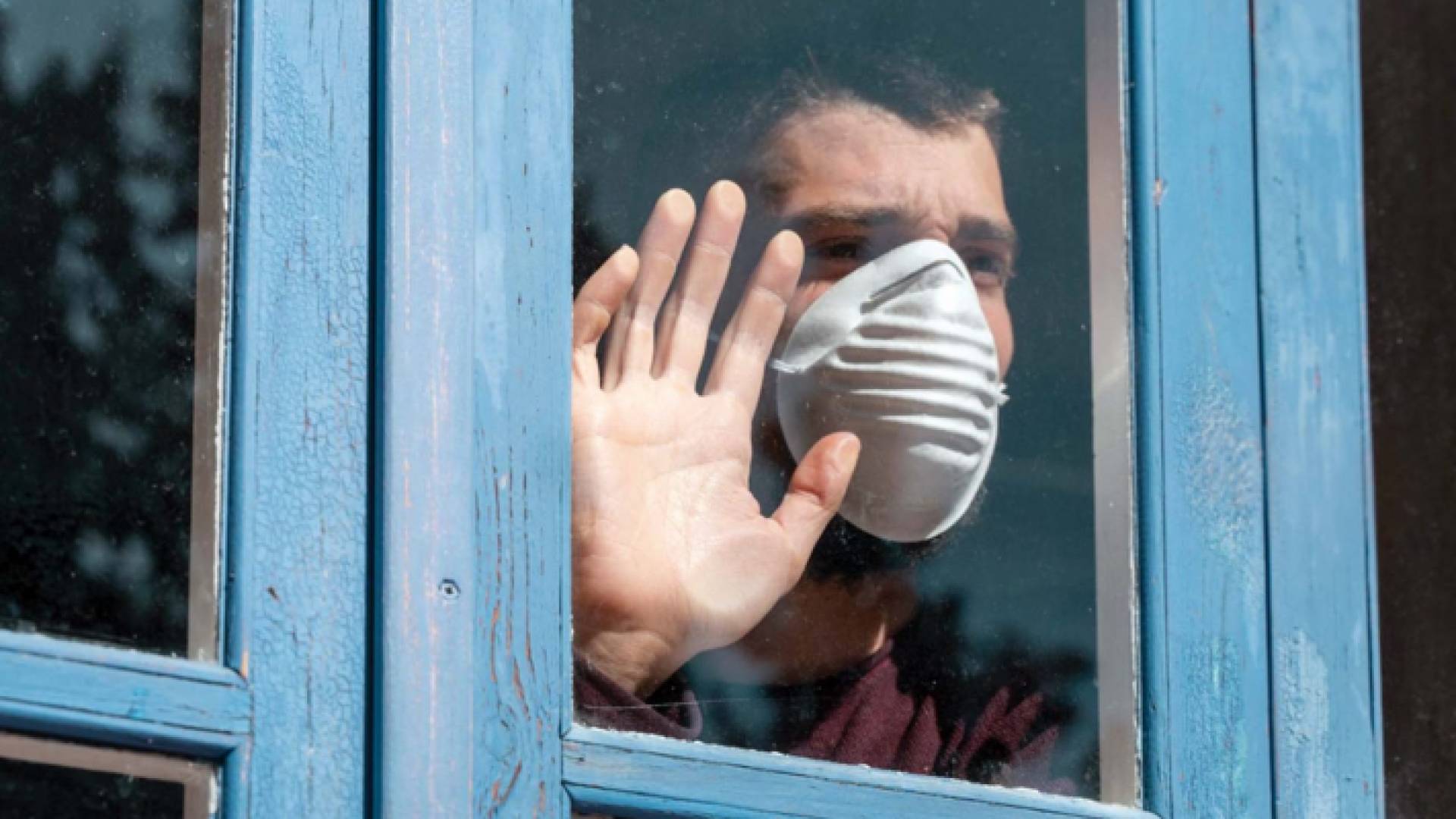 شخص يخضع للعزل المنزلي