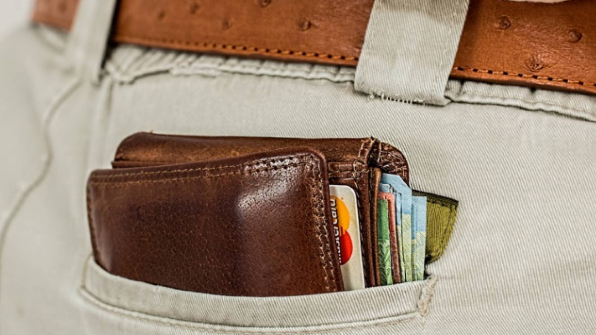 مشاكل صحيّة عويصة لوضع محفظة النقود في الجيب الخلفي