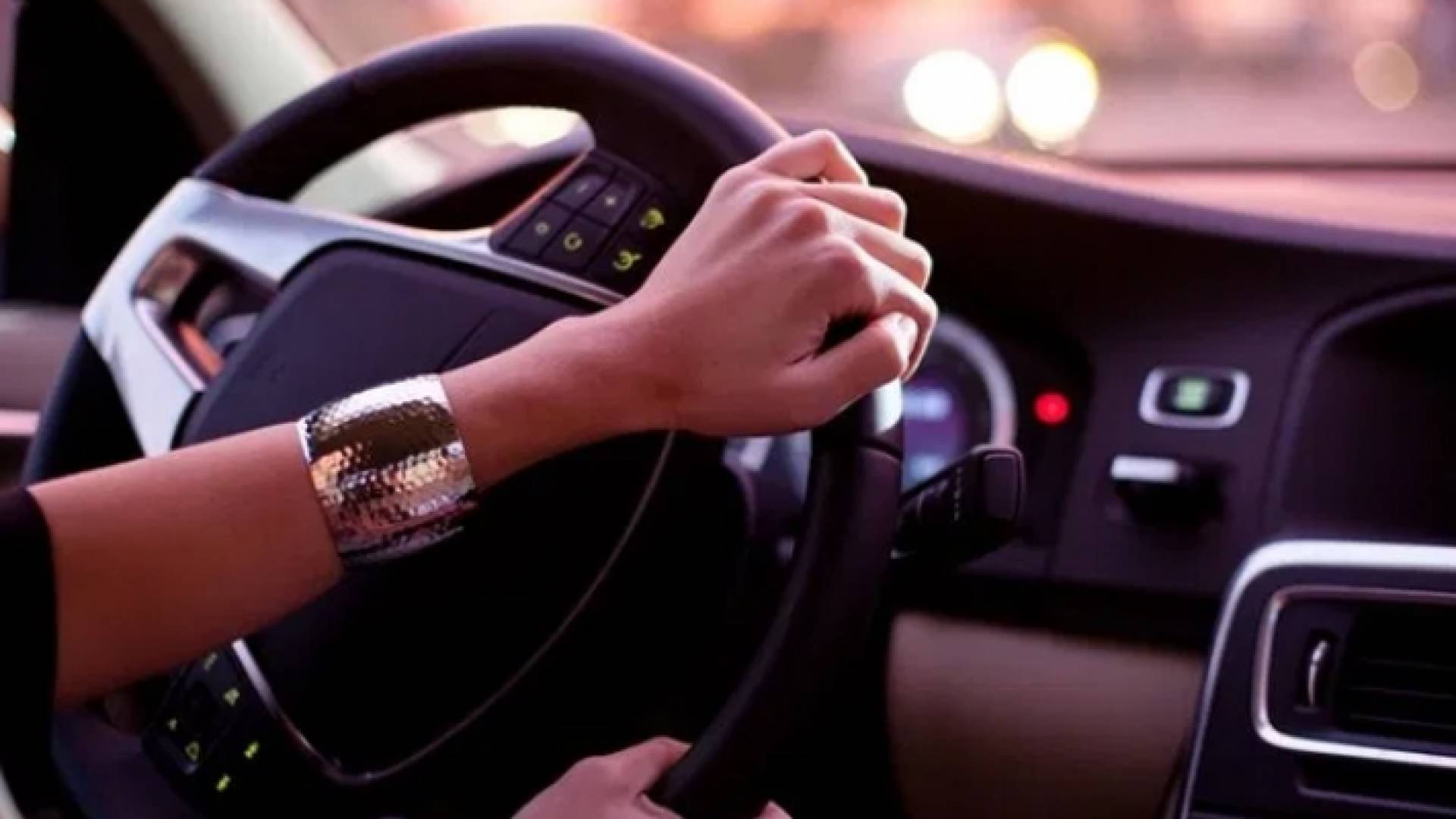 سيدة تقود سيارة - أرشيفية