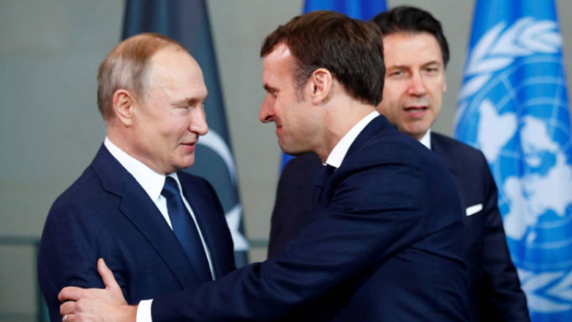 الرئيس الروسي فلاديمير بوتين مع نظيره الفرنسي ايمانويل ماكرون