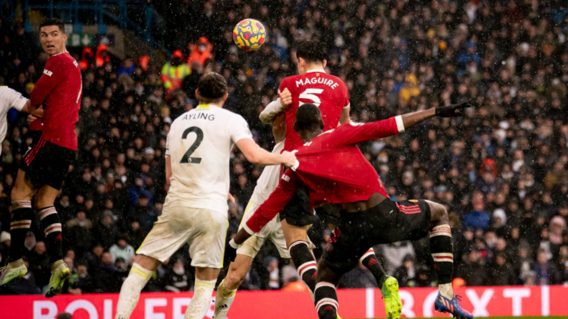 مانشستر يونايتد يحقق فوزا ثمينا على ليدز برباعية