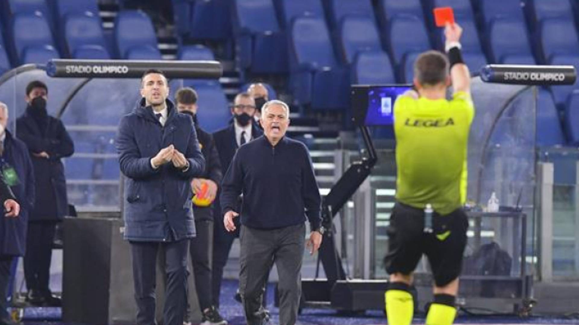 موينيو خلال توجيه الكارت الأحمر في مباراة روما وفيرونا بالدوري الإيطالي