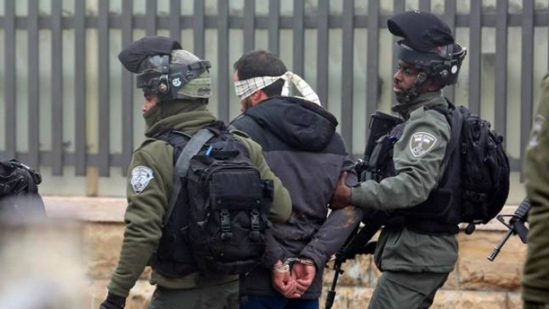 قوات الاحتلال تعتقل فلسطينيا - ارشيفية