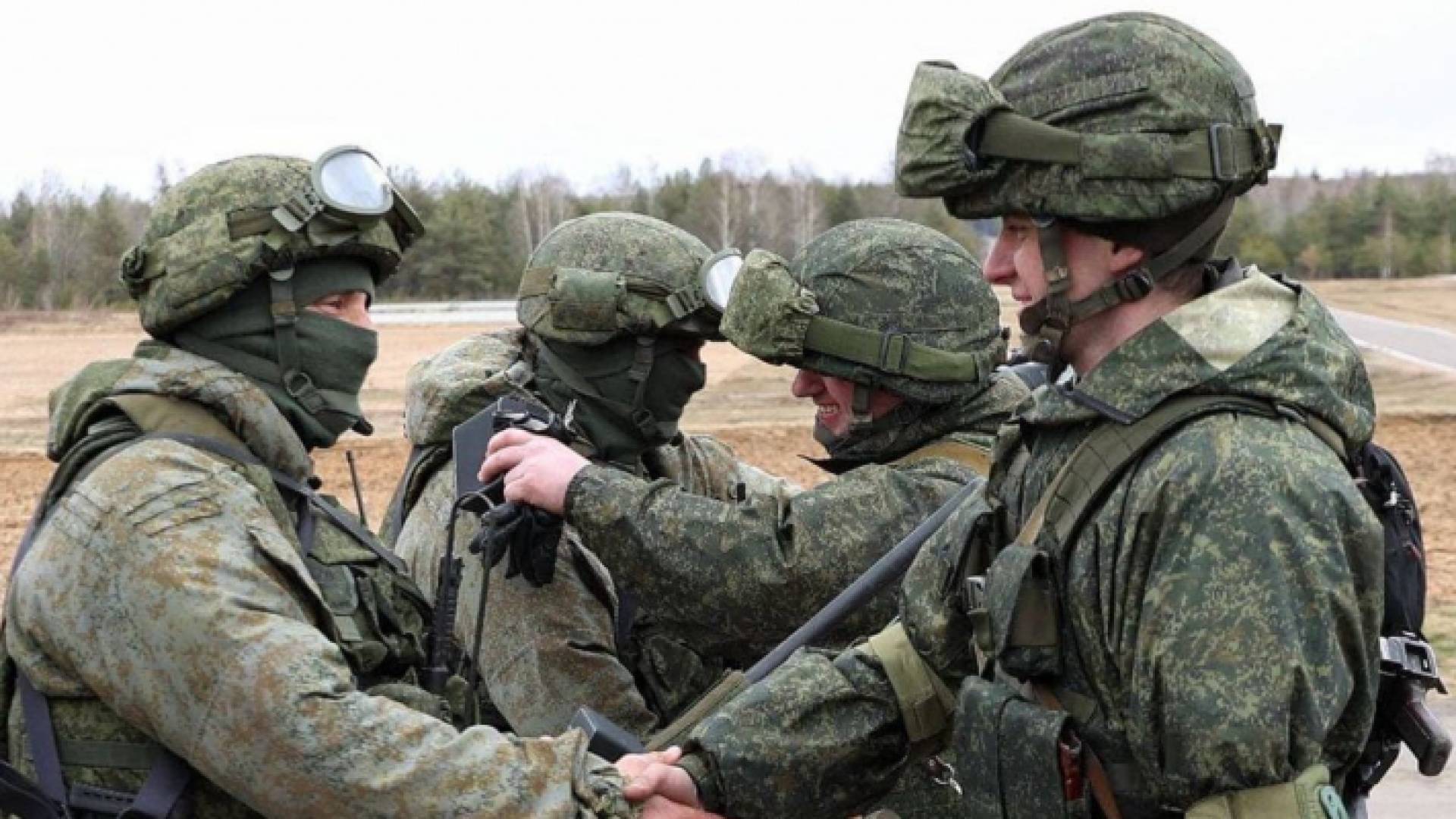 جنود روس (إلى اليسار) وبيلاروسيون (الى اليمين) يتصافحون خلال تدريبات مشتركة في ميدان تدريب بالقرب من بريست (19 شباط 2022، أ ف ب))