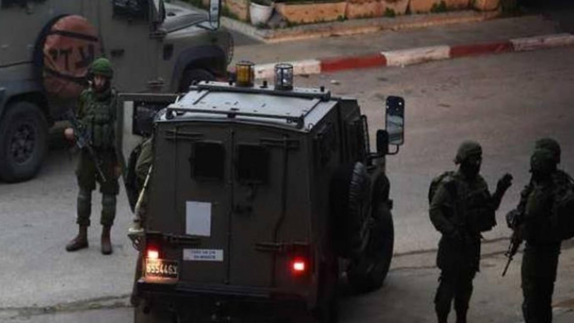 قوات الاحتلال أمام أحد الحواجز في فلسطين