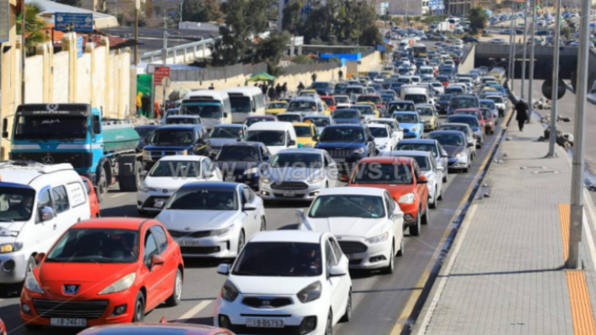 مركبات في أحد شوارع العاصمة عمان