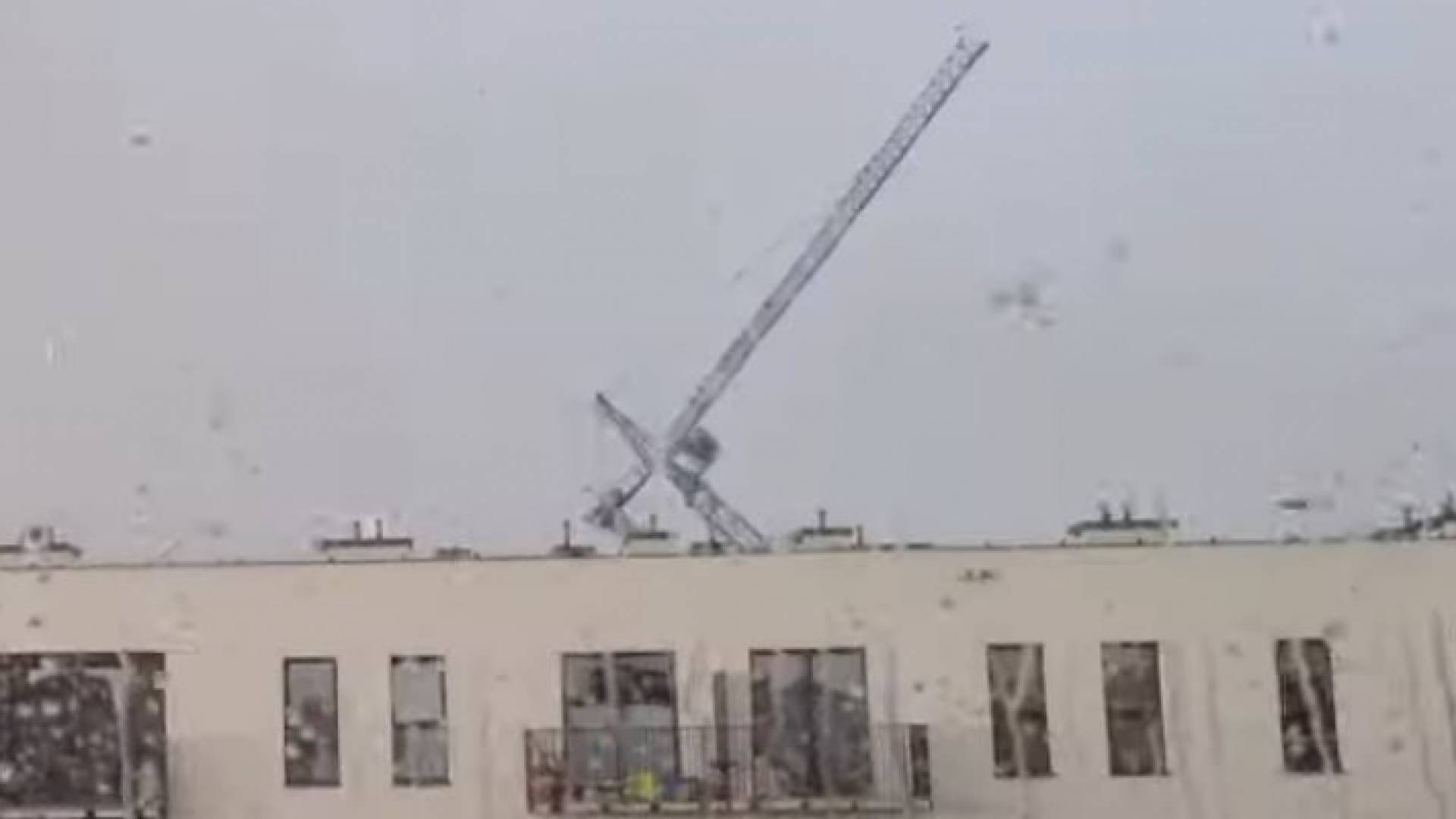 لحظة سقوط الرافعة