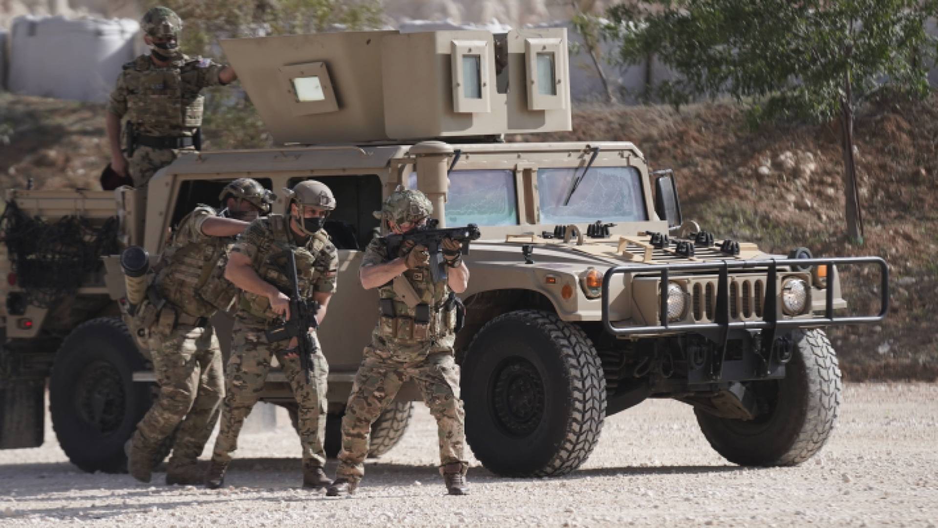 الملك يشارك القوات الخاصة في تمرين "ضربة الصقور"