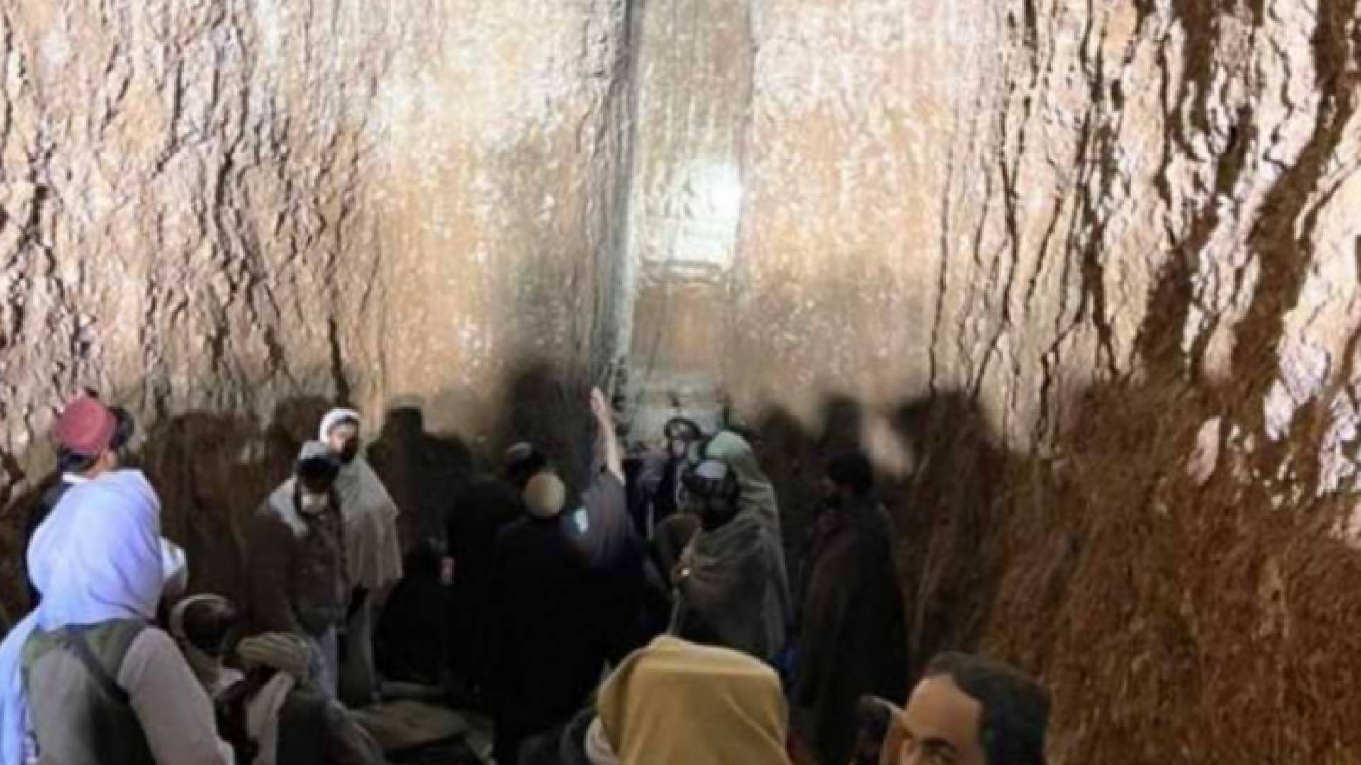 أفغان في موقع البئر لمساعدة الطفل حيدر