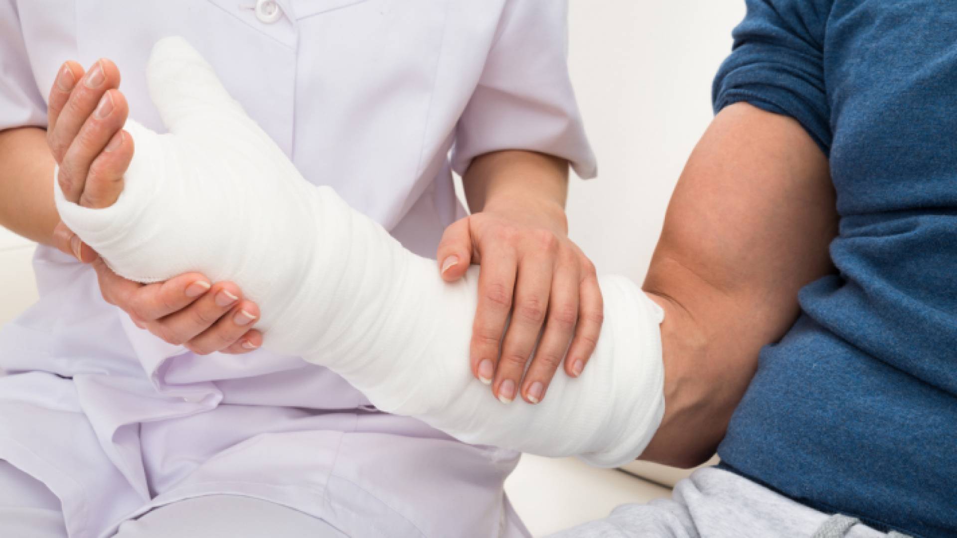 جبيرة على ذراع تعاني من الكسر