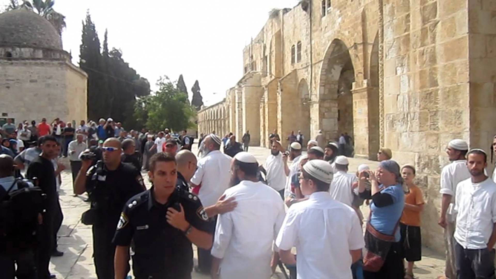 مستوطنون متطرفون يقتحمون الأقصى من جهة باب المغاربة