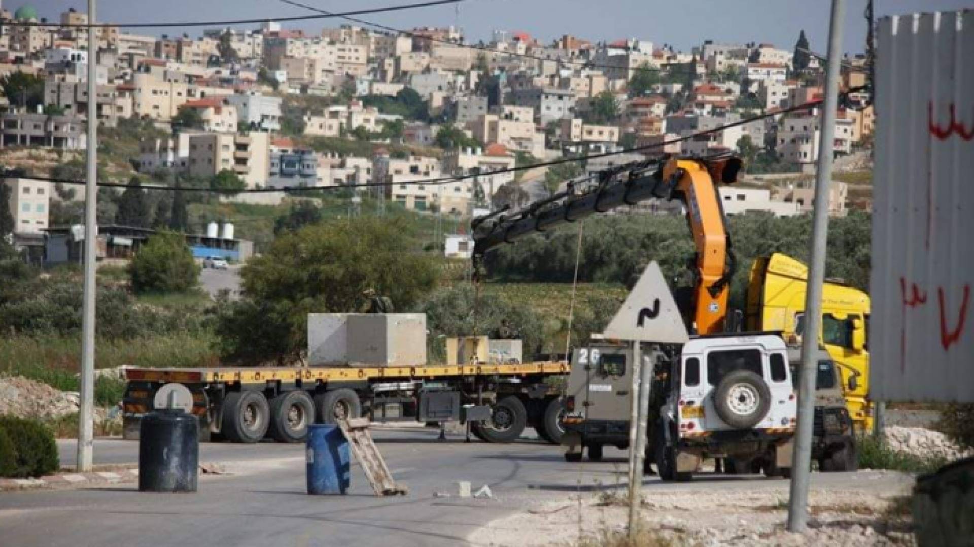 الاحتلال يغلق طريقا رئيسيا