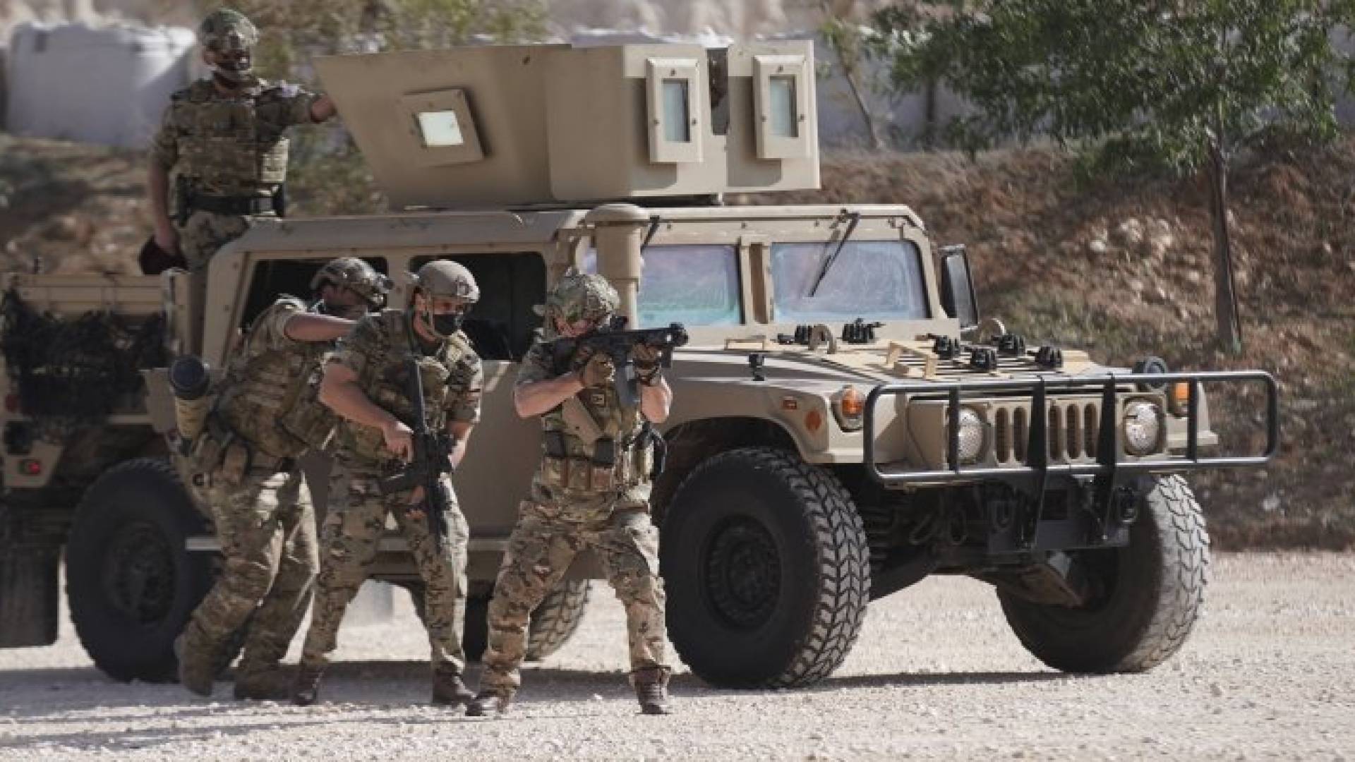 الملك يشارك القوات الخاصة في تمرين "ضربة الصقور" - صور