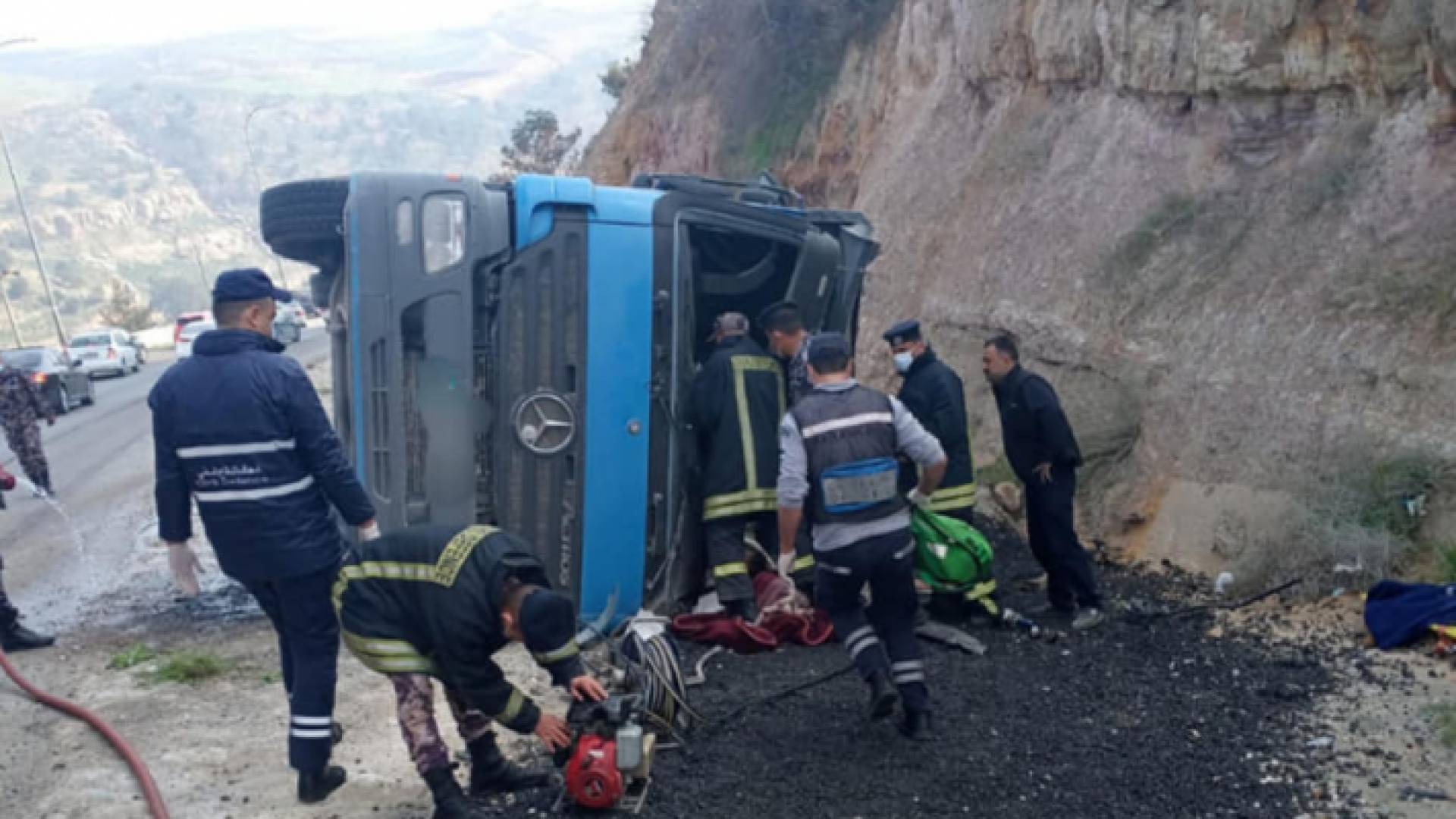 تدهور شاحنة على طريق إربد - عمان