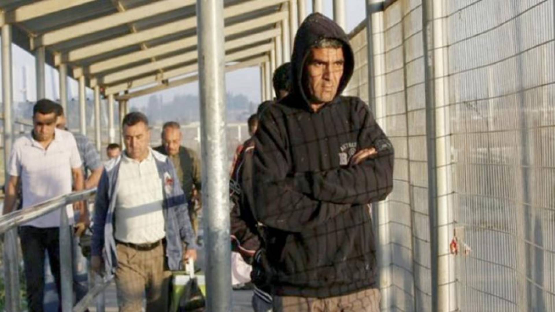 عمال فلسطينيون على حواجز الاحتلال - ارشيفية