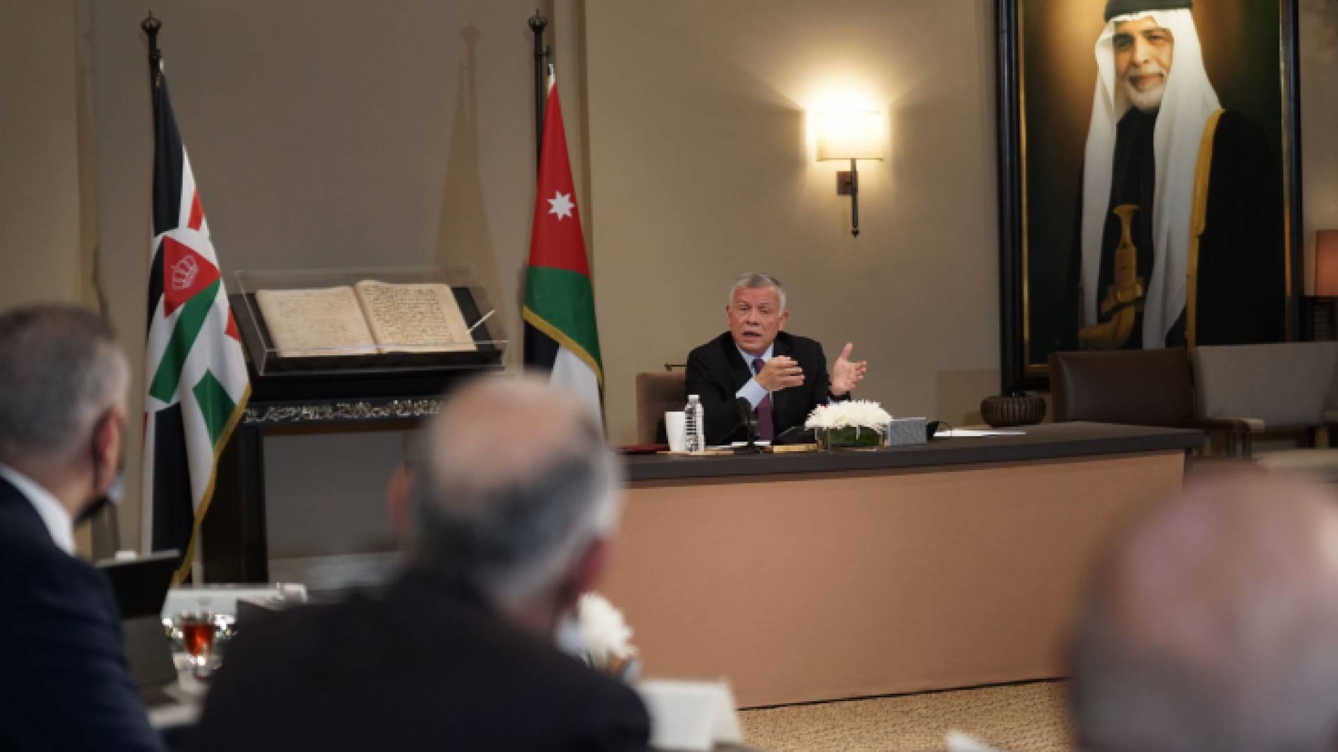 الملك عبدالله الثاني خلال لقائه كتابا وصحفيين