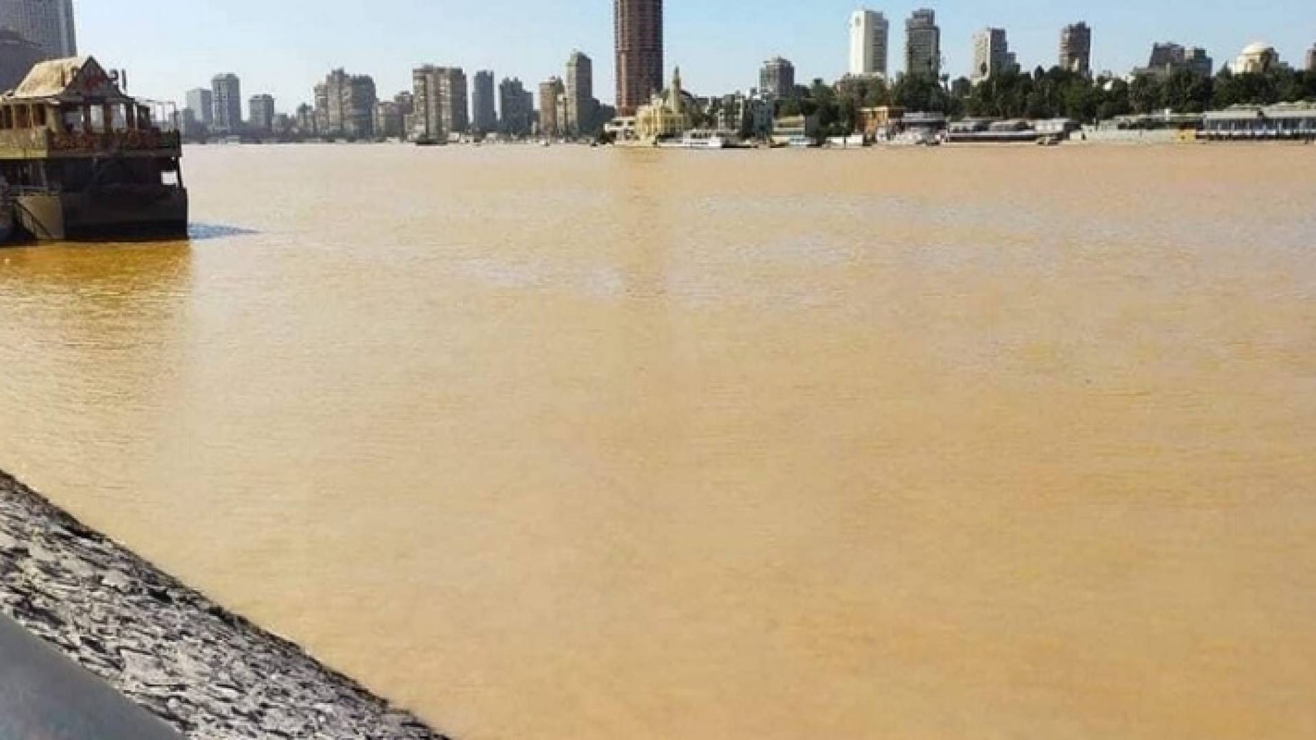 تغير لون مياه نهر النيل
