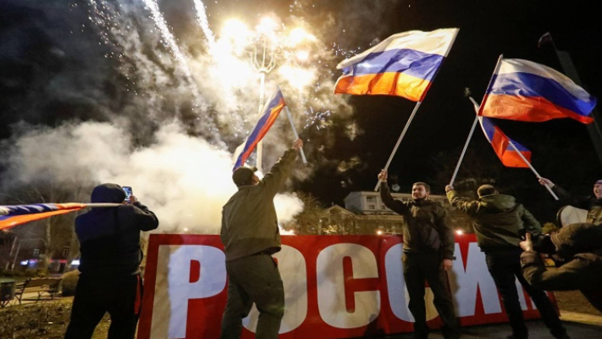 احتفالات في لوهانسك ودونيتسك عقب الاعتراف الروسي