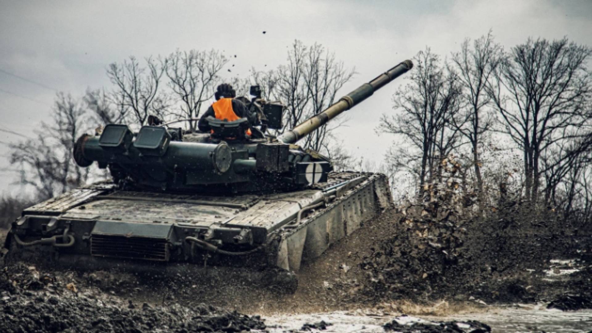 دبابة أوكرانية تشارك في مناورات للجيش في ظل تصاعد الحديث عن غزو روسي محتمل (رويترز)