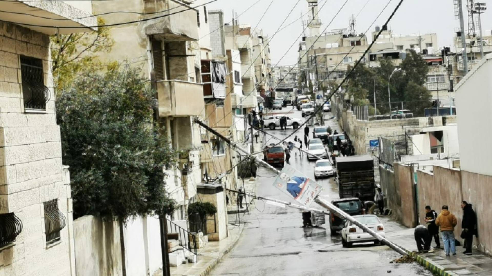 سقوط أعمدة كهرباء في حي الجناعة