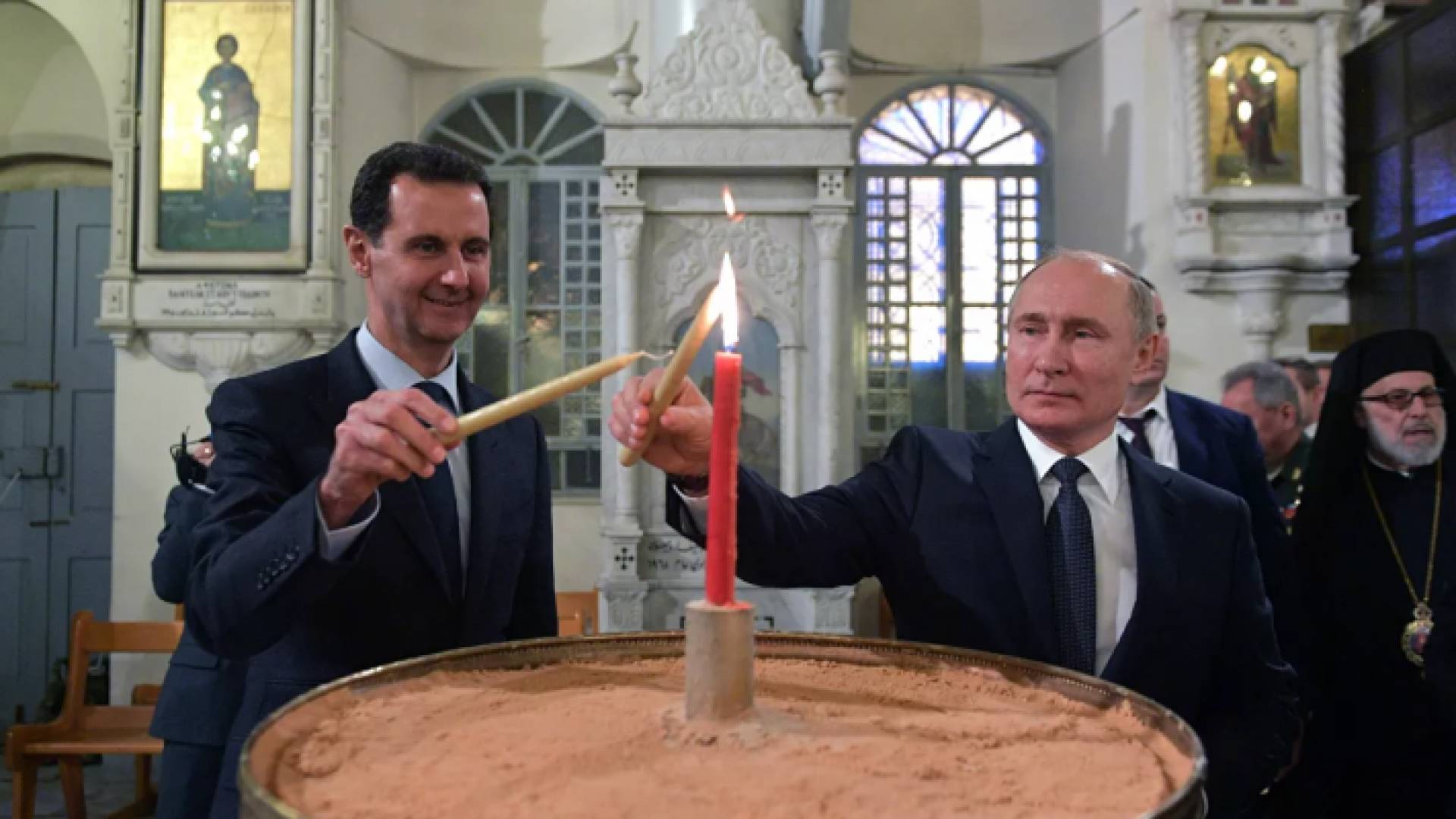 بوتين والأسد يشعلان الشمع في إحدى الكنائس السورية - ارشيفية