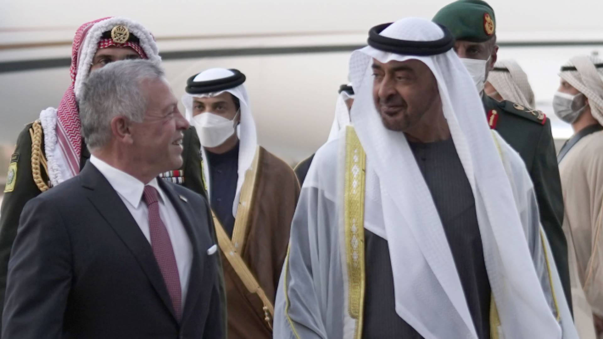 ولي عهد أبوظبي في مقدمة مستقبلي جلالة في مطار الرئاسة في أبوظبي