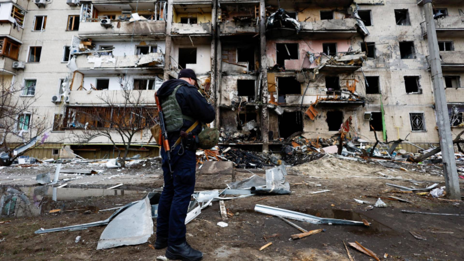 أحد المباني التي تم استهدافها من قبل القوات الروسية