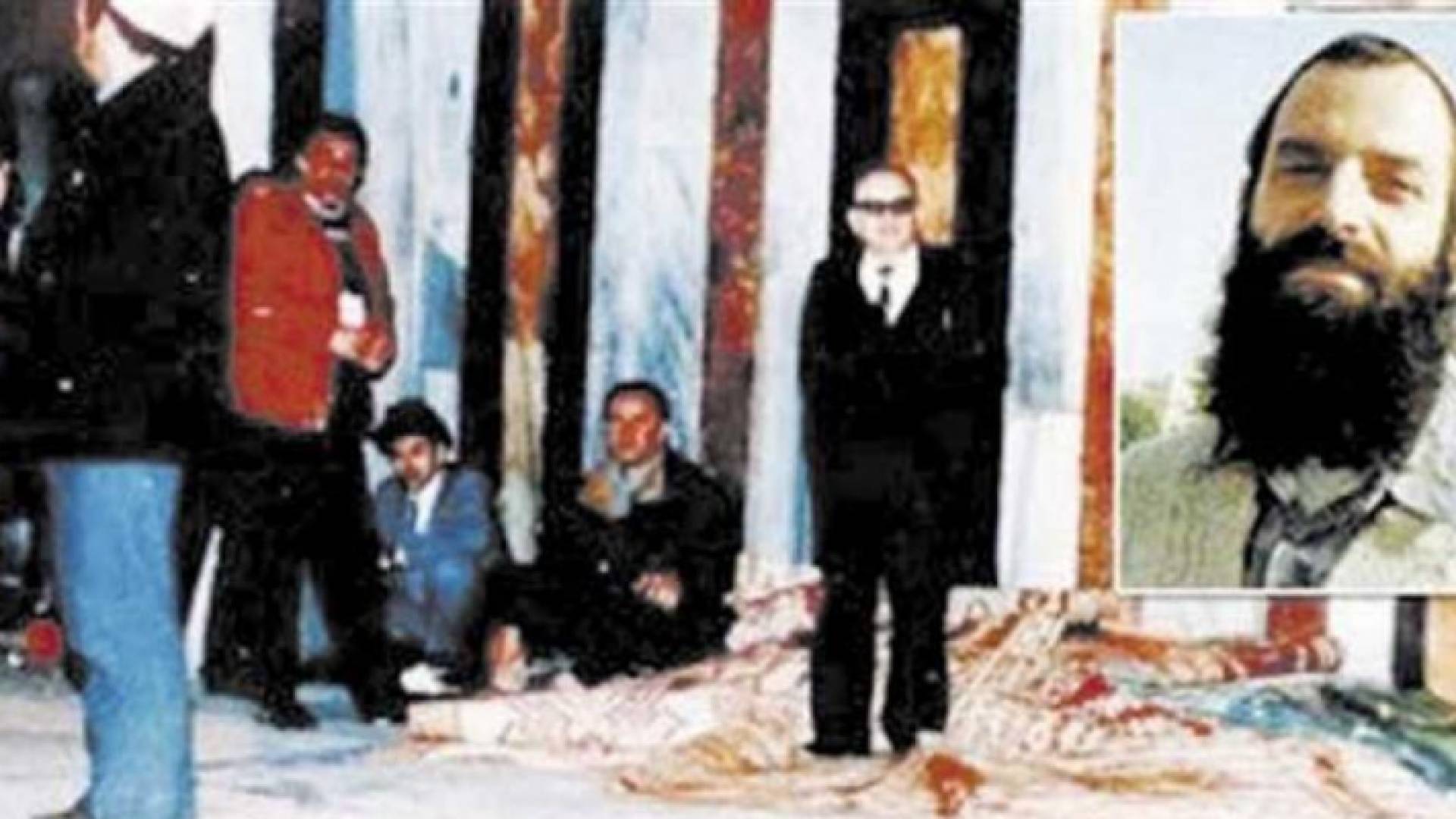 القاتل مع جانب من صورة المجزرة