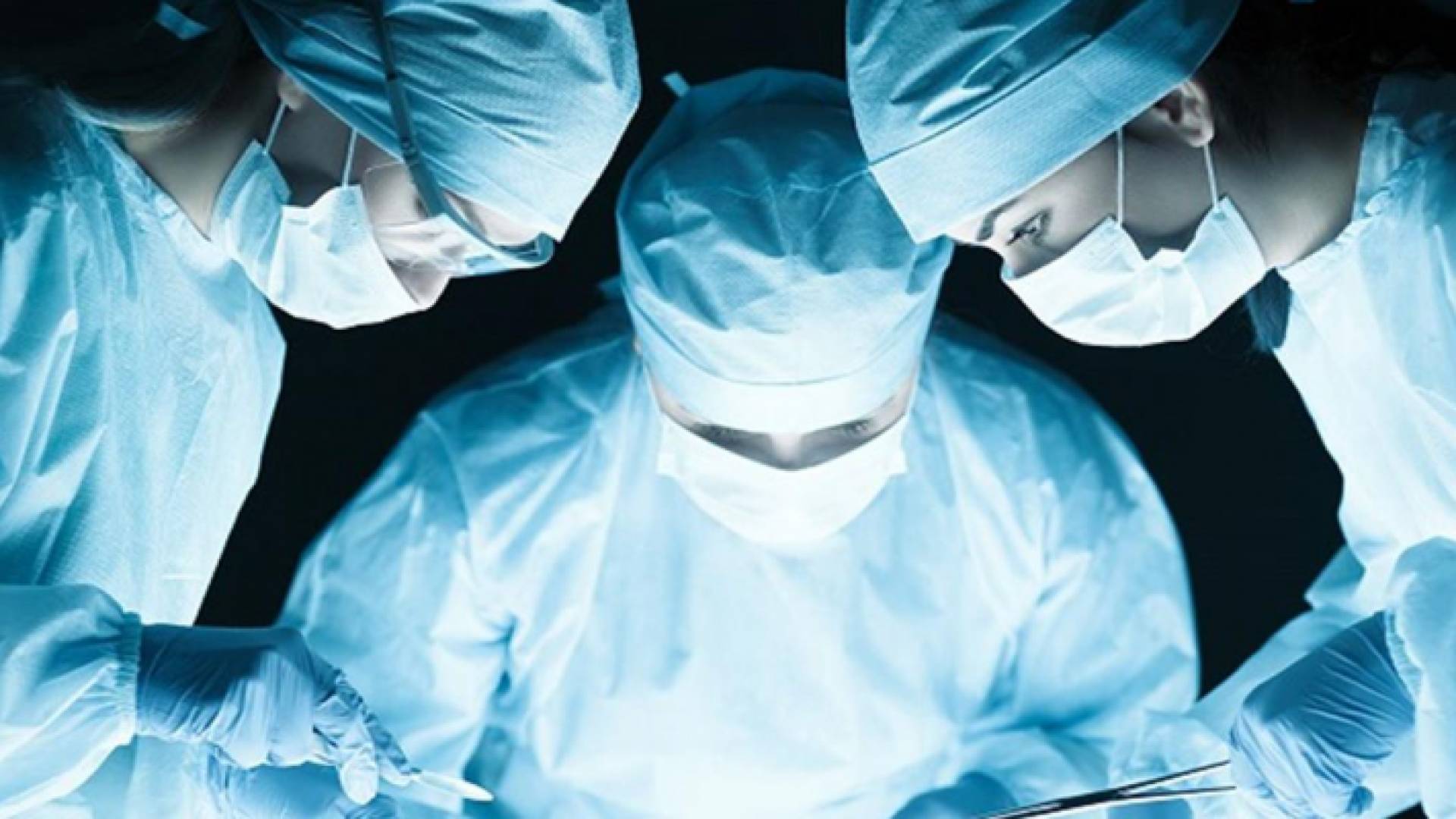 أطباء خلال عملية جراحية