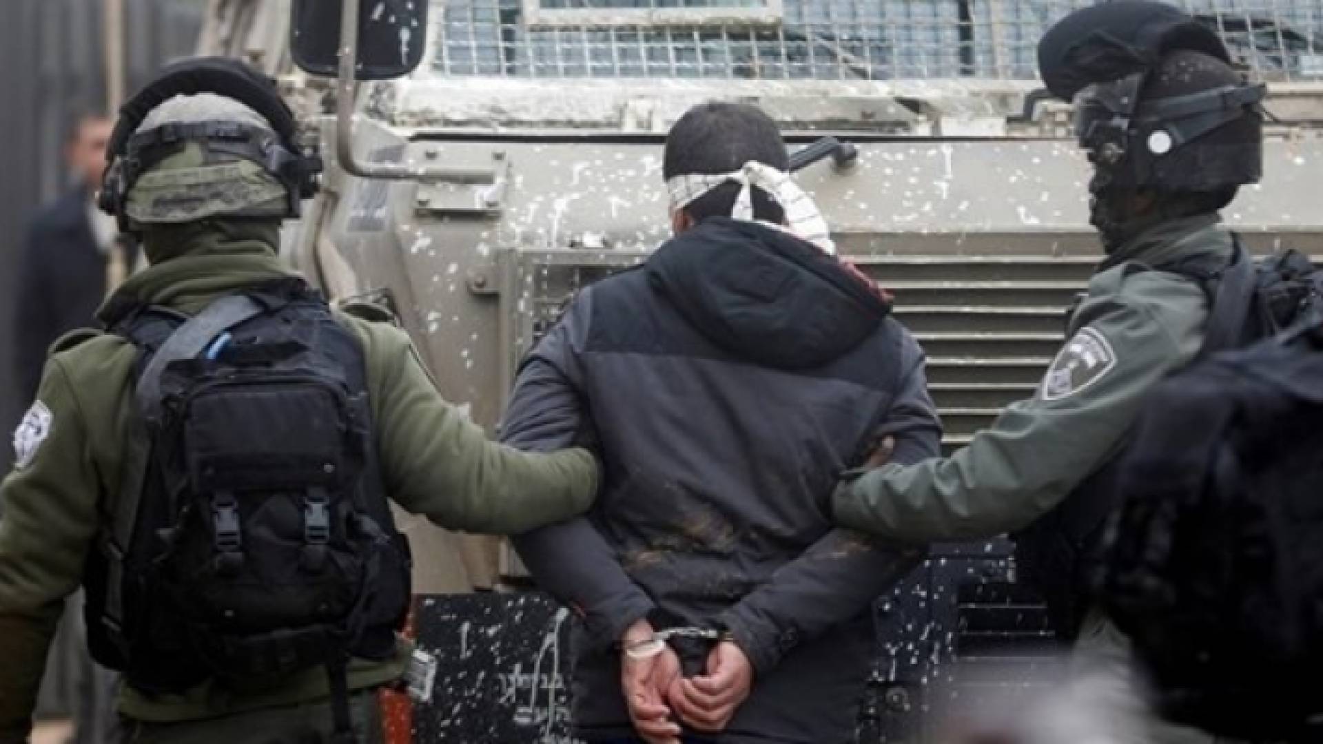 الاحتلال يعتقل فلسطينيا