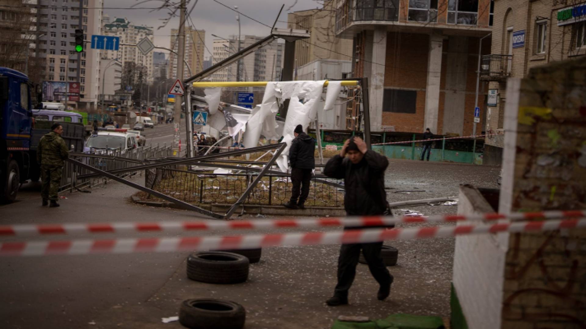 لحظة استهداف أحد المواقع في العاصمة الأوكرانية كييف