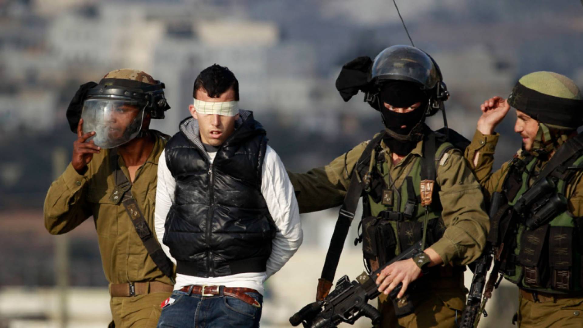 عناصر من قوات الاحتلال تعتقل فلسطينيا