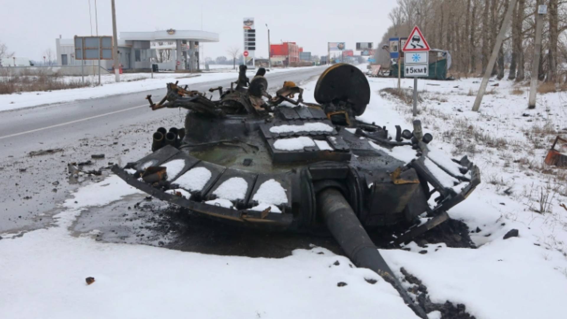 دبابة معطوبة في أحد شوارع خاركيف ثاني كبرى مدن أوكرانيا (رويترز)